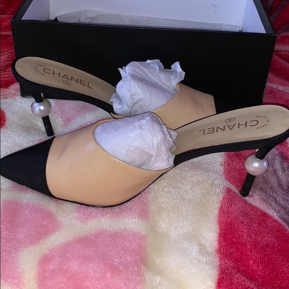 Chanel low heels !